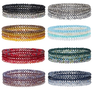 Makroaufnahme von farbenfrohen Perlenarmbändern in acht verschiedenen Kristallfarben