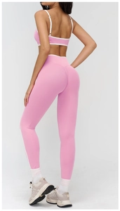 Dettaglio posteriore dei leggings yoga rosa a vita alta con effetto push-up e strisce laterali