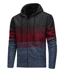 Dettaglio del maglione da uomo con cappuccio, cuciture tricolore e zip frontale