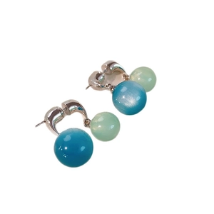 Orecchini minimalisti in argento con perline rotonde trasparenti blu e verde menta