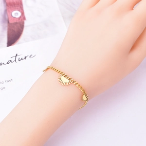 Goldenes Edelstahl-Sonnenarmband am Handgelenk mit minimalistischem Panzerketten-Design
