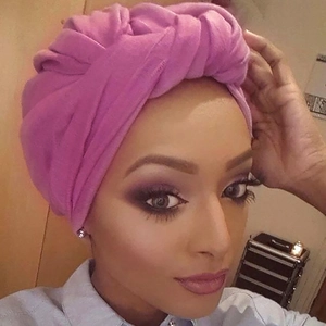 Detailansicht eines lila Turban-Huts mit stilvoller Faltenlegung und Strickdesign