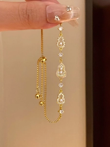 Détail du bracelet en or 18k avec perles et cristaux en forme de gourde élégante