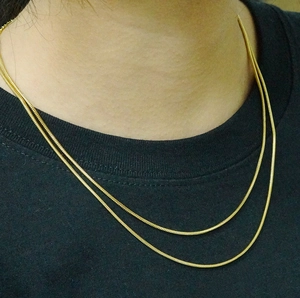 Nahaufnahme der zweilagigen 18K vergoldeten Titanstahl Schlangenkette am Model getragen