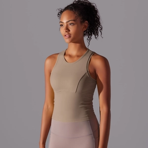 Vue latérale du débardeur de yoga kaki avec dos nageur et coupe ajustée sans couture
