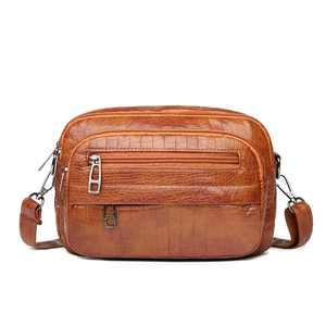 Sac à bandoulière marron motif crocodile pour femme avec plusieurs fermetures éclair