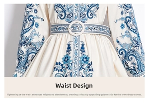 Détail de la ceinture réglable avec boucle blanche sur la robe à imprimé paisley bleu