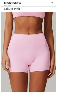Détail du short de yoga rose cerisier taille haute avec effet galbant et ventre plat