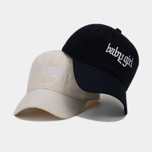 Schwarze und beige Baseballkappen aus Baumwolle mit seitlicher Babygirl-Stickerei
