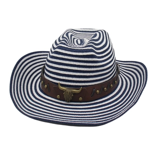 Détail d'un chapeau de paille à rayures bleues avec bande en cuir et tête de taureau