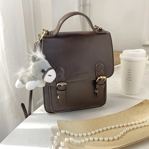 Bruine leren tas met grijze pony pluche sleutelhanger, koffiebeker en parel-accessoire