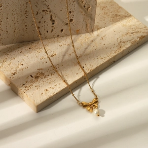 Collana in acciaio inossidabile placcata oro 18K con ciondolo a fiocco e perla bianca
