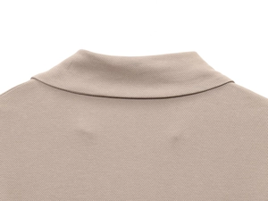 Makrodetail des khakifarbenen Polokleids mit Piqué-Stoffstruktur und Steppnähten