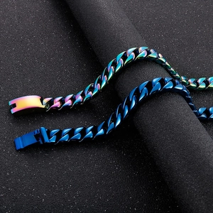 Detail von blauen und irisierenden Titanstahl-Panzerarmbändern für Herren auf schwarzem Grund