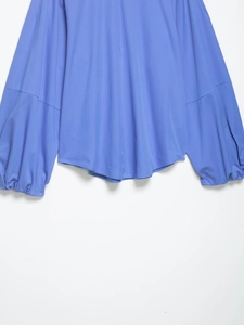 Vue détaillée de la chemise en popeline bleu foncé avec des manches bouffantes élégantes