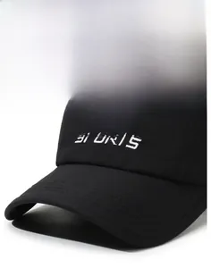 Dettaglio della visiera curva e del ricamo bianco sulla parte anteriore del cappello