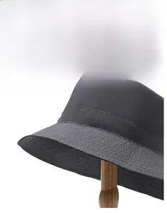 Détail du chapeau bob en tissu ripstop gris foncé avec large bord pare-soleil