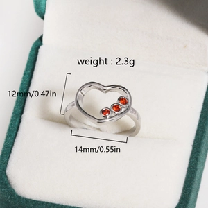 Bague cœur plaquée or 14 carats avec trois zircons rouges dans son écrin