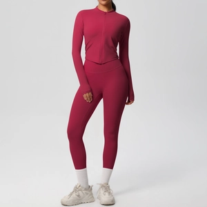 Détail d'un ensemble de yoga rouge foncé avec veste à col montant et passe-pouces