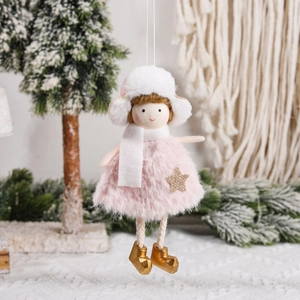 Poupée de Noël en peluche rose avec bottes dorées et étoile sur fond de sapin enneigé