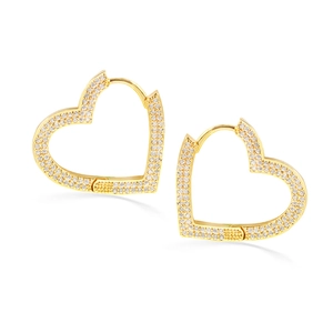 Orecchini a cerchio a cuore placcati in oro con micro zirconi su sfondo bianco puro