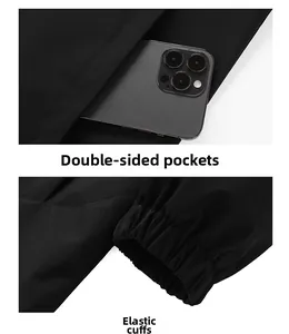 Detail der wasserdichten Jacke mit großen Taschen für Handy und elastischen Bündchen