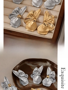 Détail de boucles d'oreilles fleur en acier inoxydable 316L coloris or et argent