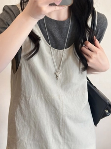 Dettaglio della collana con pendente a grappolo d'uva argento su modella stile sobrio
