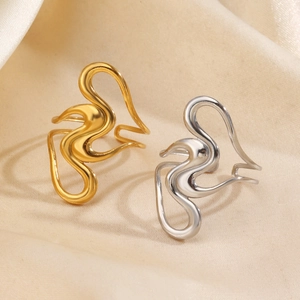 Bagues minimalistes en métal liquide doré et argenté sur tissu de soie