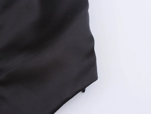 Nahaufnahme der schwarzen 3D-Blumenstofftextur für ein modisches Bandeau-Top