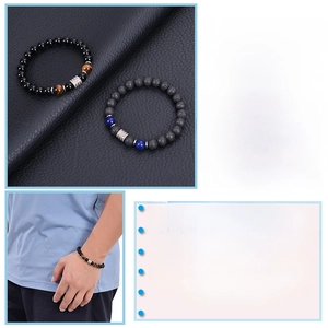Dettaglio del set di braccialetti in cristalli curativi e foto lifestyle uomo