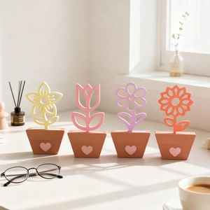 Set van vier zonnebloem tulp bloempot decoraties op een witte tafel met zachte verlichting