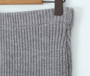 Détail de la texture en grosse maille grise et de la taille élastiquée de cette jupe