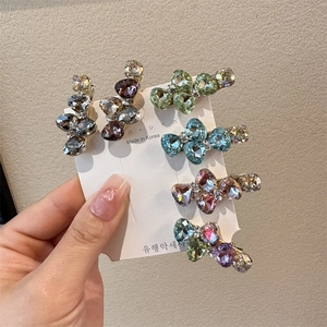 Gros plan d'un lot de cinq barrettes noeuds en cristal de couleurs assorties sur carte