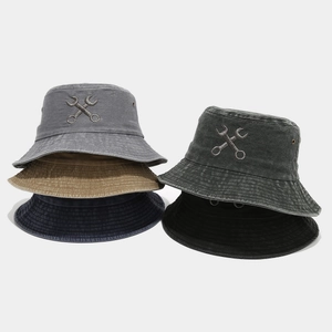 Bobs en coton délavé avec broderie de clés de mécanicien disponibles en cinq couleurs