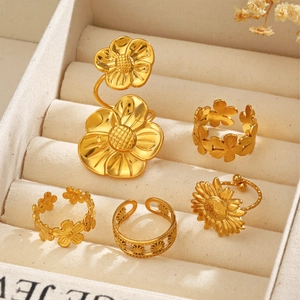 5-piece set of 18K gold plated daisy flower rings for women in a luxury jewelry box
