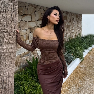 Completo top in pizzo con spalle scoperte e gonna aderente a vita alta marrone