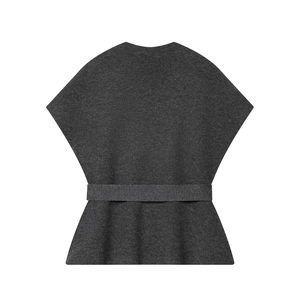 Haut en tricot gris foncé à col en V avec ceinture large, silhouette en sablier
