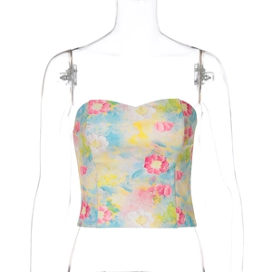 Détail d'un haut court bustier à imprimé fleuri coloré sur un mannequin transparent