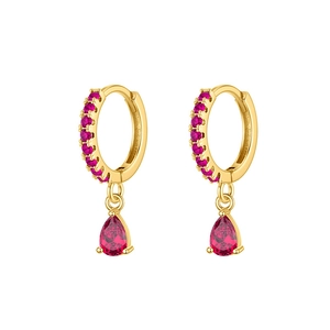 Détail de boucles d'oreilles dorées avec zircon rose serti et pierres en forme de poire