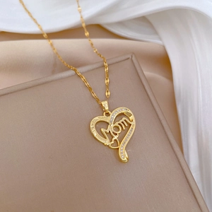 Collier cœur doré avec cristaux et gravure I LOVE YOU Mom sur fond de satin soyeux et doux