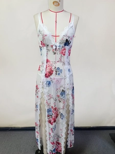 Vue détaillée de la chemise de nuit en mousseline fleurie avec dentelle et fente