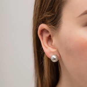 Orecchini a perno minimalisti con perle tonde grigie in acciaio al titanio da donna eleganti