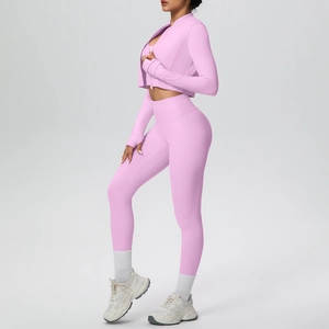 Set yoga rosa con giacca corta con zip e asole per i pollici e leggings a vita alta