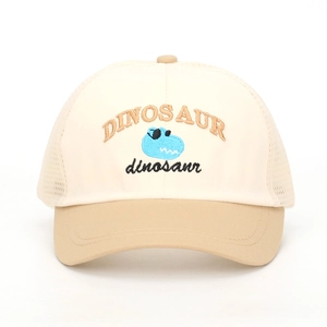 Detail der Kinder-Baseballkappe mit Dino-Stickerei und atmungsaktivem Mesh-Gewebe