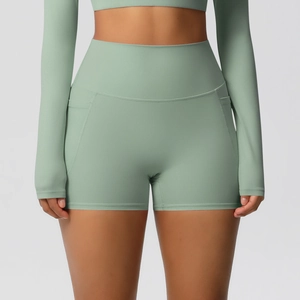 Détail du short de yoga taille haute avec poche latérale en tissu vert sauge