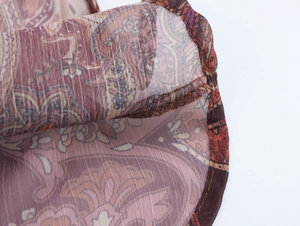 Vue macro du motif cachemire sur une texture de tissu en mousseline légère et fluide