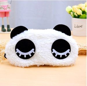 Dettaglio della simpatica maschera da notte a forma di panda in morbido peluche