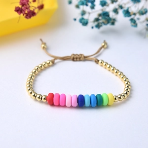 Detail eines verstellbaren Regenbogen-Perlenarmbands mit goldenen Akzenten und Kordel