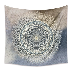 Vue détaillée d'une tapisserie mandala bohème avec motifs géométriques crème complexes